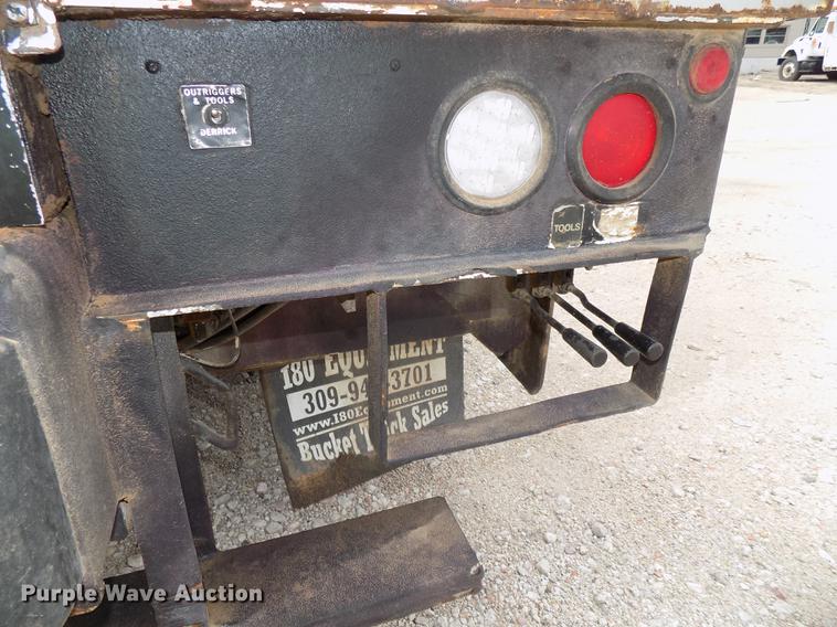 image for item DE7697 2005 International 7400 digger derrick truck