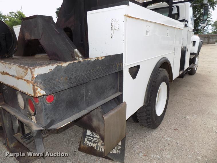 image for item DE7697 2005 International 7400 digger derrick truck