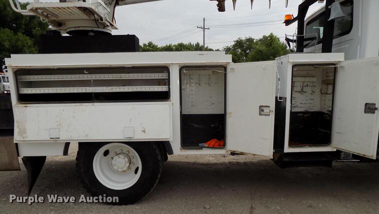 image for item DE7697 2005 International 7400 digger derrick truck