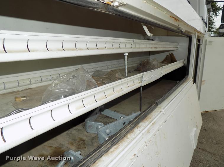 image for item DE7697 2005 International 7400 digger derrick truck