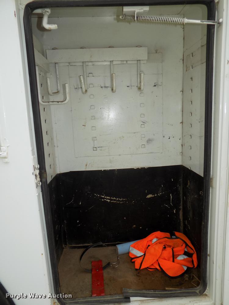 image for item DE7697 2005 International 7400 digger derrick truck