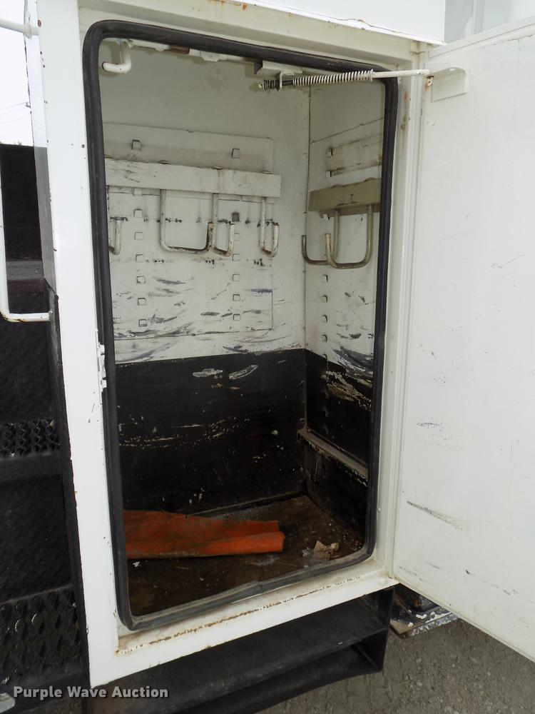 image for item DE7697 2005 International 7400 digger derrick truck