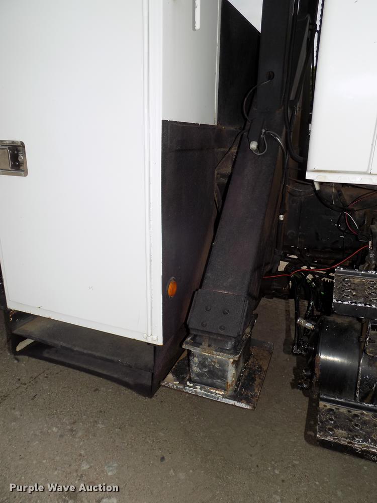 image for item DE7697 2005 International 7400 digger derrick truck