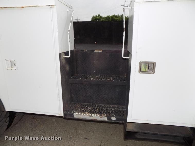 image for item DE7697 2005 International 7400 digger derrick truck