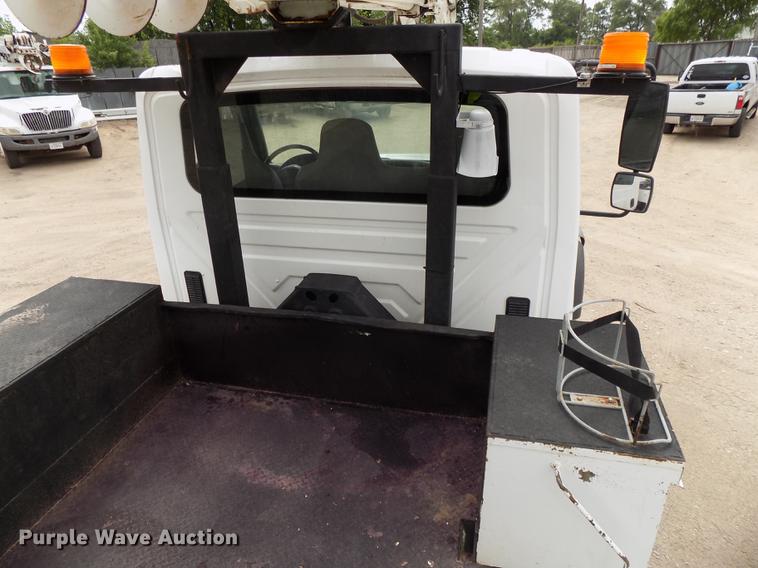 image for item DE7697 2005 International 7400 digger derrick truck