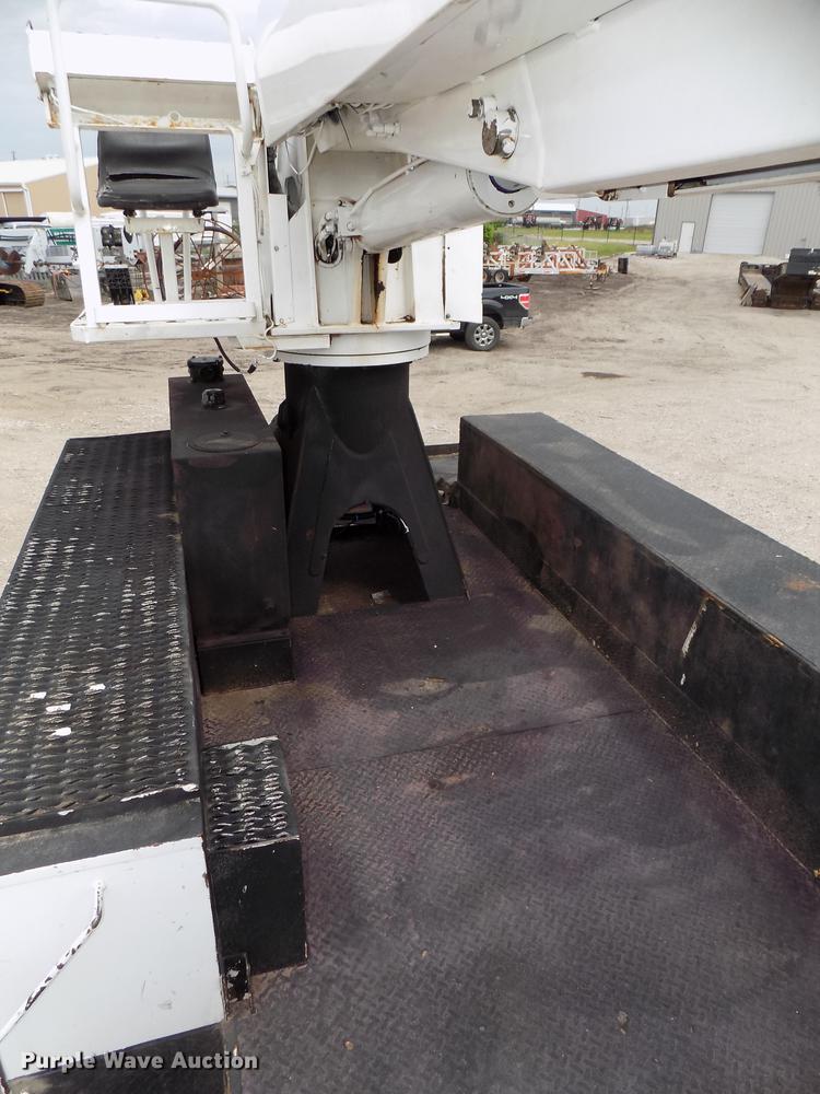 image for item DE7697 2005 International 7400 digger derrick truck