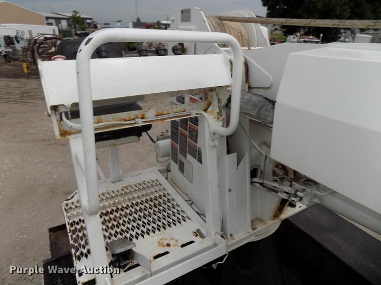 image for item DE7697 2005 International 7400 digger derrick truck