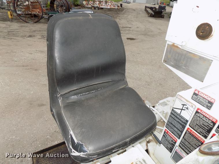 image for item DE7697 2005 International 7400 digger derrick truck