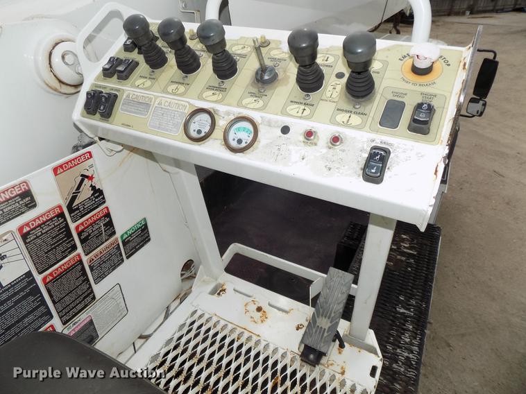 image for item DE7697 2005 International 7400 digger derrick truck