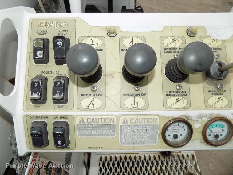 image for item DE7697 2005 International 7400 digger derrick truck