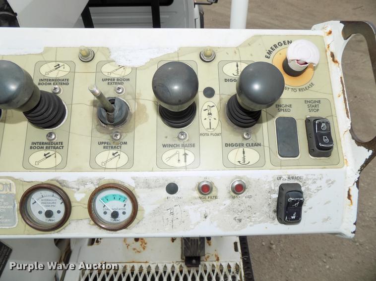 image for item DE7697 2005 International 7400 digger derrick truck