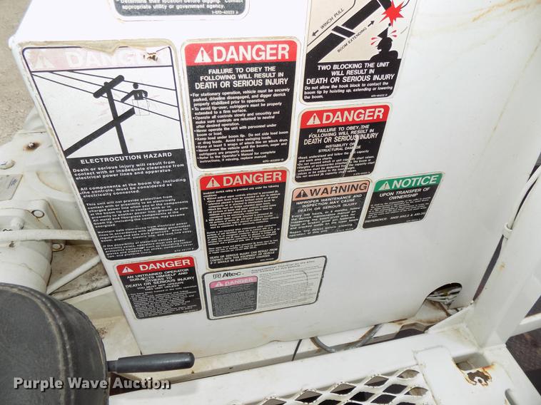 image for item DE7697 2005 International 7400 digger derrick truck