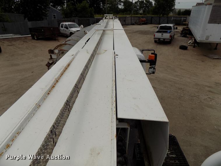 image for item DE7697 2005 International 7400 digger derrick truck