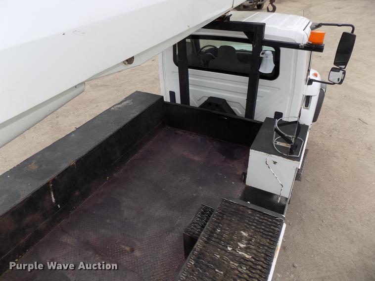 image for item DE7697 2005 International 7400 digger derrick truck