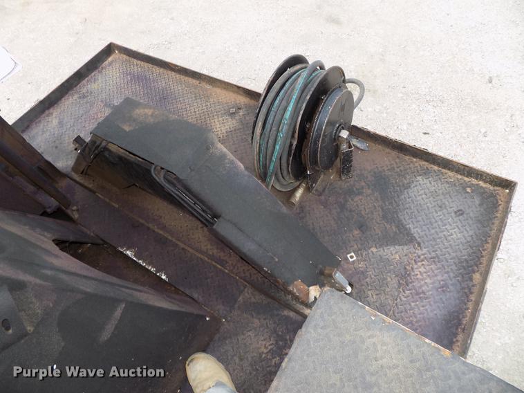 image for item DE7697 2005 International 7400 digger derrick truck