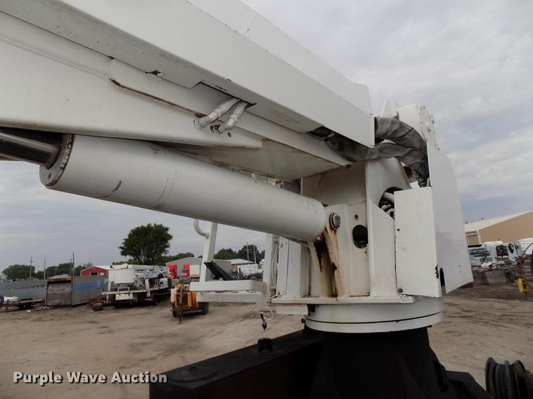 image for item DE7697 2005 International 7400 digger derrick truck