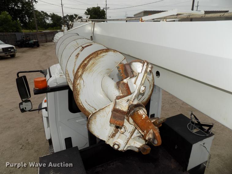 image for item DE7697 2005 International 7400 digger derrick truck