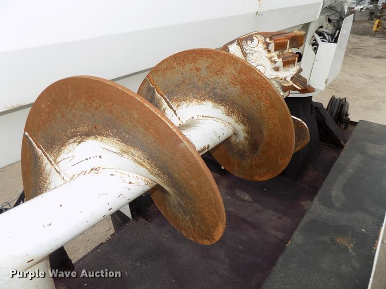 image for item DE7697 2005 International 7400 digger derrick truck