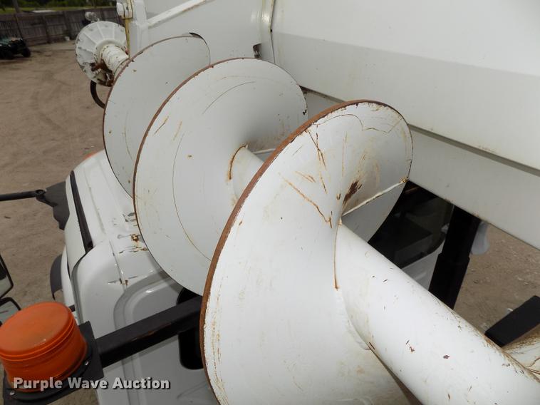 image for item DE7697 2005 International 7400 digger derrick truck