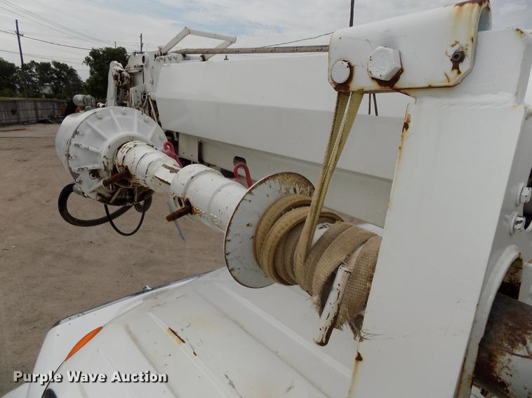 image for item DE7697 2005 International 7400 digger derrick truck