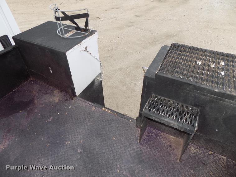 image for item DE7697 2005 International 7400 digger derrick truck