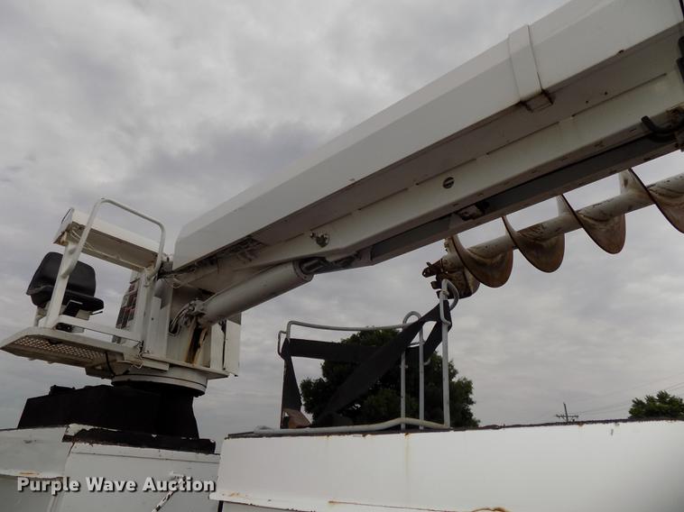 image for item DE7697 2005 International 7400 digger derrick truck