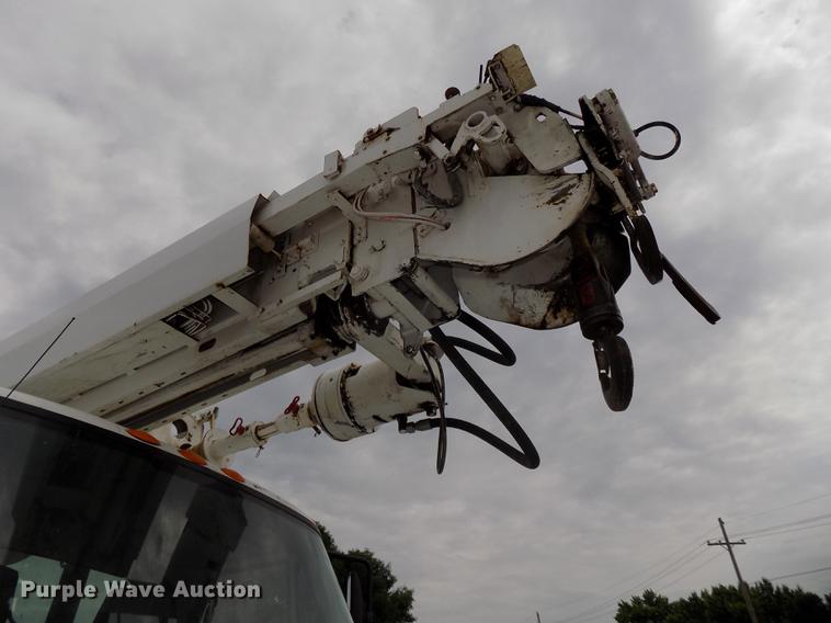 image for item DE7697 2005 International 7400 digger derrick truck