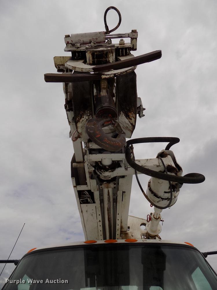 image for item DE7697 2005 International 7400 digger derrick truck