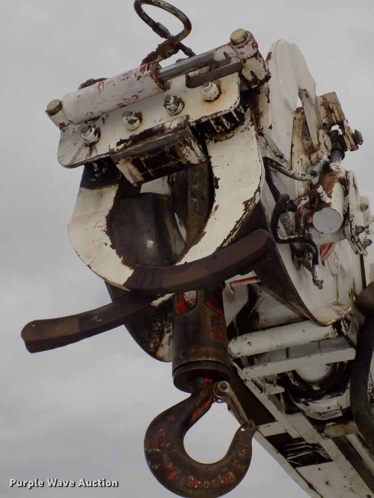 image for item DE7697 2005 International 7400 digger derrick truck