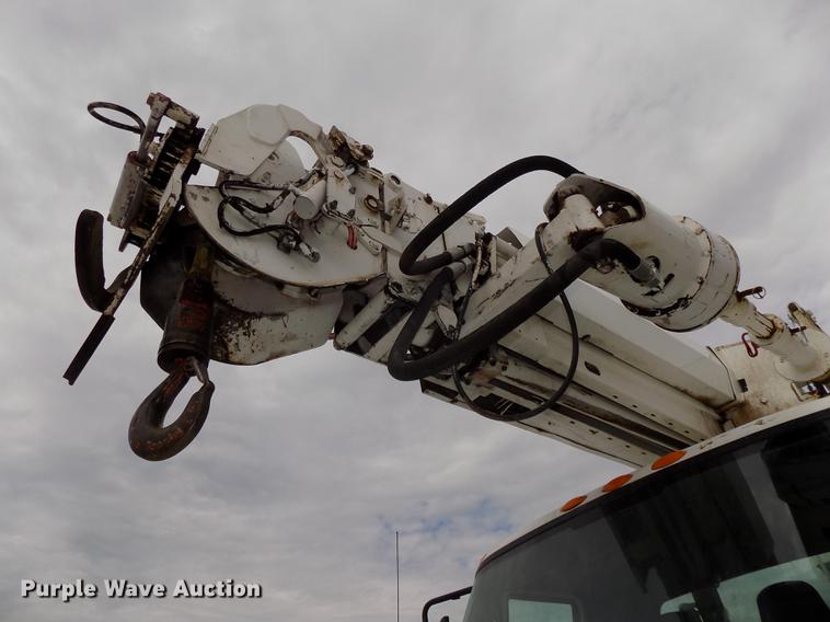 image for item DE7697 2005 International 7400 digger derrick truck