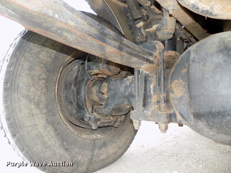 image for item DE7697 2005 International 7400 digger derrick truck