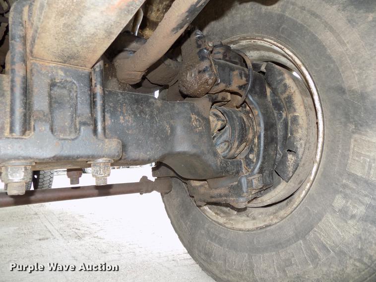 image for item DE7697 2005 International 7400 digger derrick truck