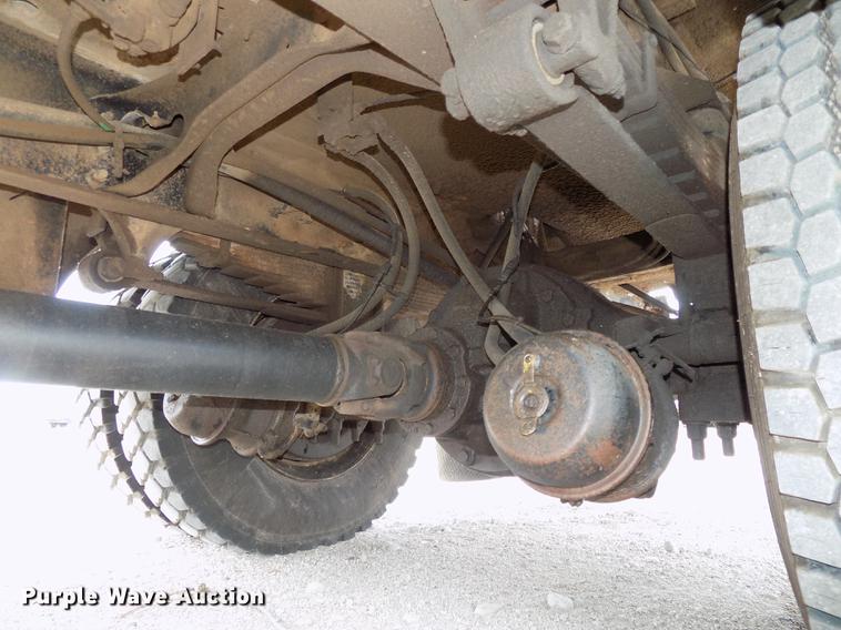 image for item DE7697 2005 International 7400 digger derrick truck