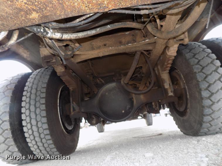 image for item DE7697 2005 International 7400 digger derrick truck