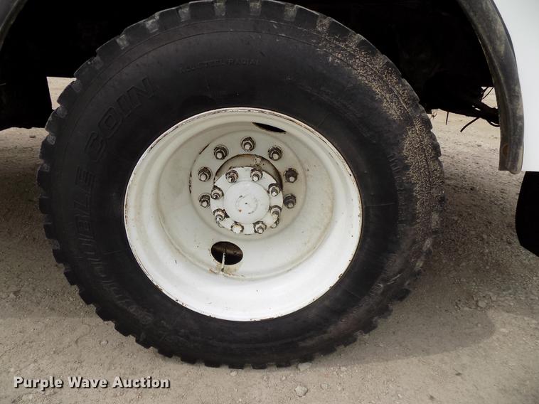 image for item DE7697 2005 International 7400 digger derrick truck