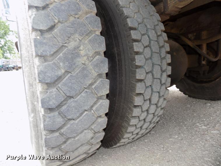 image for item DE7697 2005 International 7400 digger derrick truck