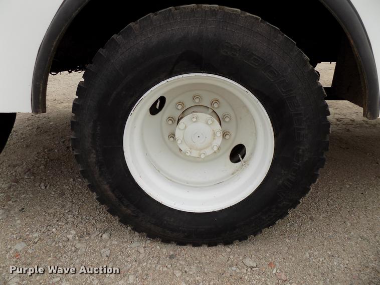 image for item DE7697 2005 International 7400 digger derrick truck