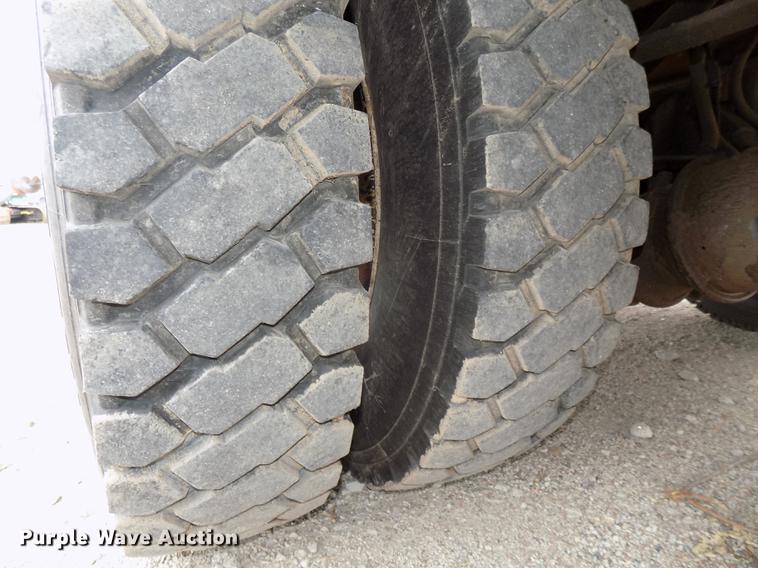 image for item DE7697 2005 International 7400 digger derrick truck