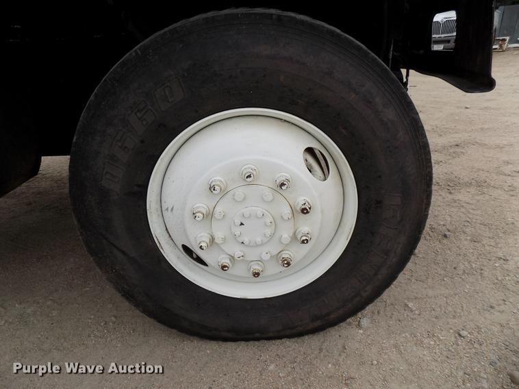 image for item DE7697 2005 International 7400 digger derrick truck