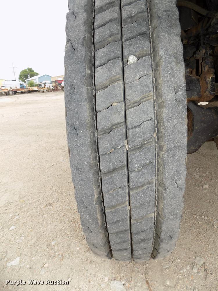 image for item DE7697 2005 International 7400 digger derrick truck