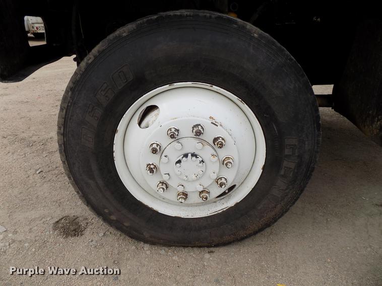 image for item DE7697 2005 International 7400 digger derrick truck