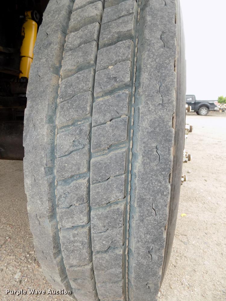 image for item DE7697 2005 International 7400 digger derrick truck