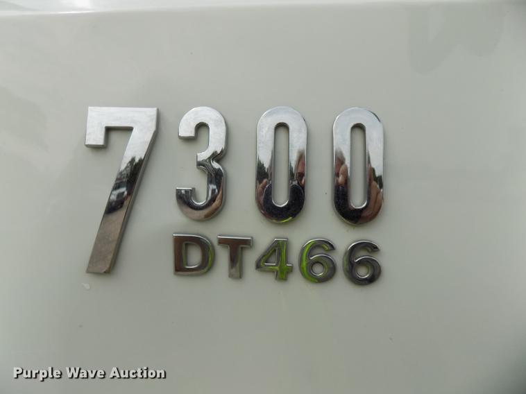 image for item DE7697 2005 International 7400 digger derrick truck