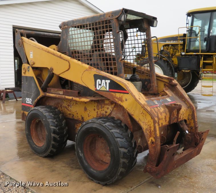 image for item DE8157 2001 Caterpillar 252 skid steer