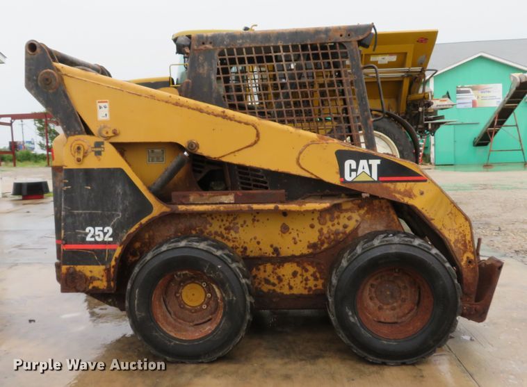 image for item DE8157 2001 Caterpillar 252 skid steer
