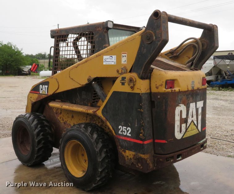 image for item DE8157 2001 Caterpillar 252 skid steer