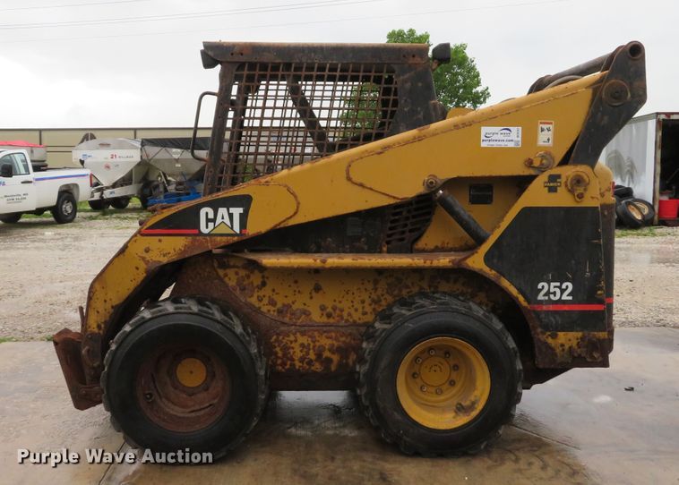 image for item DE8157 2001 Caterpillar 252 skid steer