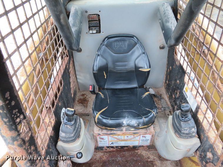 image for item DE8157 2001 Caterpillar 252 skid steer