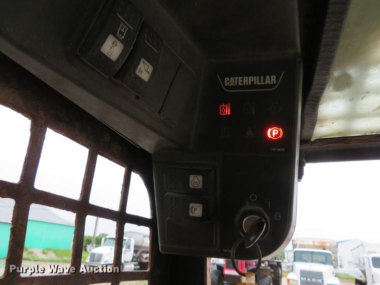 image for item DE8157 2001 Caterpillar 252 skid steer