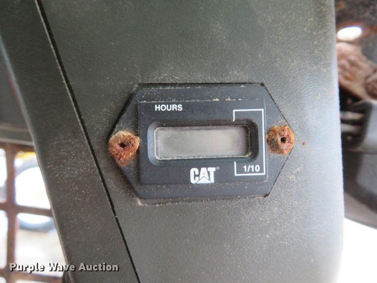 image for item DE8157 2001 Caterpillar 252 skid steer